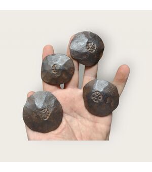4 Grandi chiodi in ferro forgiato ed inciso XVI- XVII secolo 