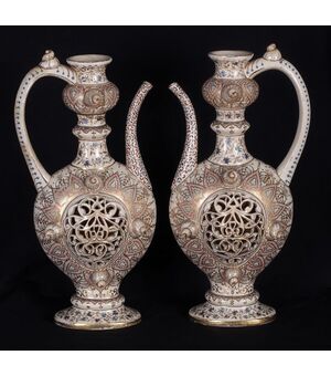 Antichi vasi ad anfora inglesi del 1800 dal gusto orientale