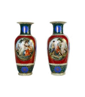 Coppia di vasi in porcellana manifattura Vienna dipinti in policromia con scene di gusto neoclassico