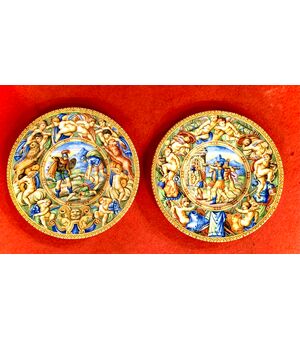 Pair of majolica plates with historiated decoration with scene description on the reverse.Molaroni manufacture, Pesaro.     
