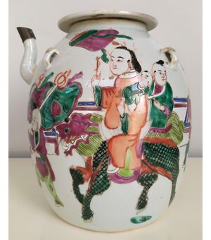 Versatoio in porcellana policroma - h 20 cm - Cina, periodo Jiaqing (1796-1820)