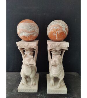 Magistrale coppia di particolari grifoni in marmo - H 49 cm