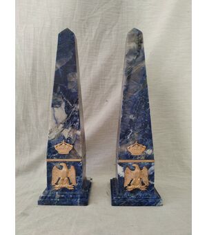 Coppia di obelischi in lapislazzuli con fregi in bronzo dorato - Aquila imperiale - H 40 cm