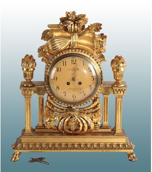 Orologio da tavolo di inizio 1900 Nord Europa in legno dorato a foglia oro