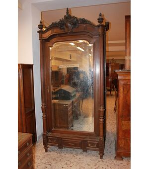 Armadio 1 porta con specchio stile Luigi XVI di fine 1800 in noce con cimasa intagliata