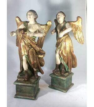 Coppia di angeli alati in legno laccato e dorato