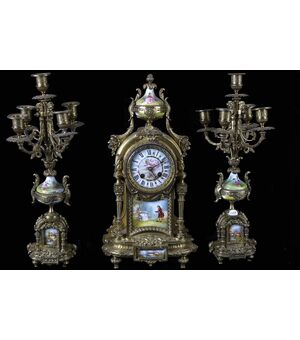 Tris composto da orologio e due candelabri francesi del 1800 meccati con quadrante in porcellana di Sevres