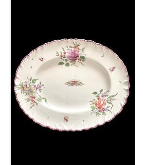 Piatto ovale in maiolica con decoro floreale alla rosa e farfalla.Manifattura di Geminiano Cozzi.Venezia
