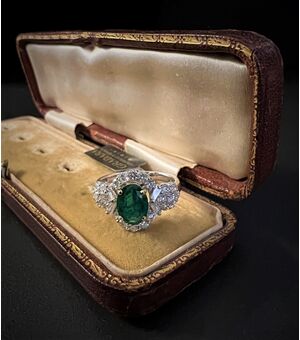 Anello  con  Smeraldo  e  Diamanti  di  vari  tagli.