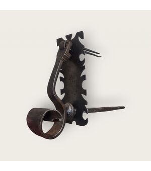 Piccolo battiporta in ferro forgiato XVII secolo