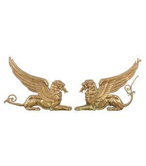 Coppia di alari da camino in bronzo dorato. Francia, inizi XIX sec.