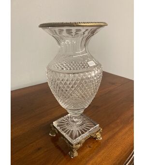 Antico vaso cristallo con lavorazione a rilievo . base in bronzo epoca primi 900 Altezza cm 33 