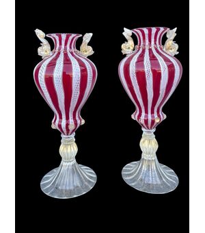Coppia di vasi in vetro di forma globulare rastremata a fasce verticali rosso e filigrana lattimo e inclusione foglia oro.Murano.