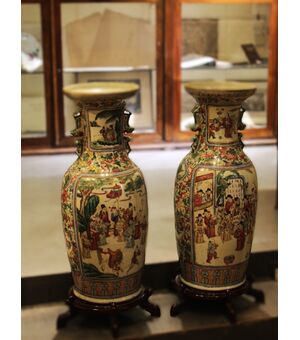 Coppia di grandi vasi in porcellana a smalti policromi. Cina dinastia Qing, XIX secolo