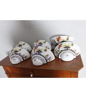 Gruppo di sei applique in ceramica dipinte modello Faenza , da muro firmate Giordano. 