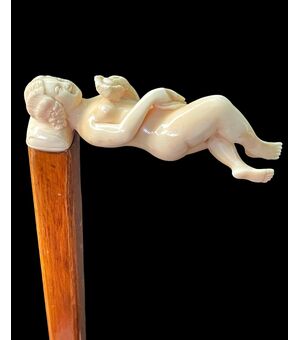 Bastone con impugnatura in avorio a soggetto erotico con figura femminile distesa.