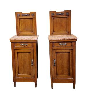 Coppia di comodini alti in legno con piano in marmo – Italia, primi del 900