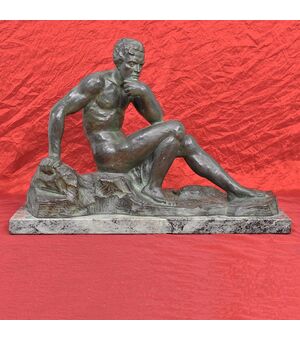 ART DECO, ANTICHE SCULTURE IN BRONZO, UOMO SEDUTO, SCULTORE FRANCESE, XX SECOLO. (STB79)   