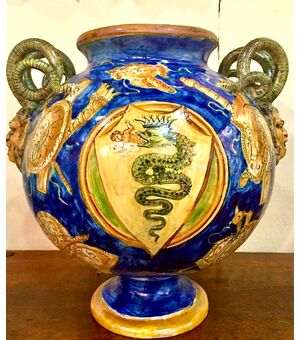 Vaso globulare  a lustro metallico decorato a trofei in stile Casteldurante con prese a serpenti e mascheroni.Firma e data 1881.Angelo Minghetti,Bologna.
