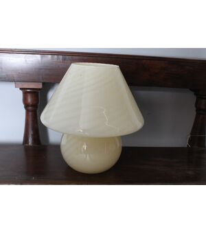 Lampada fungo di Murano anni 70 in vetro color crema lavorazione a strisce . Altezza cm 36