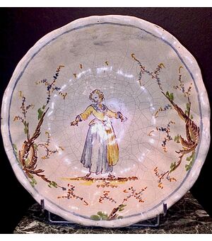 Coppa-bacile baccellata in maiolica decorata con figura di popolana e motivi vegetali.Manifattura Levantino.Albisola.