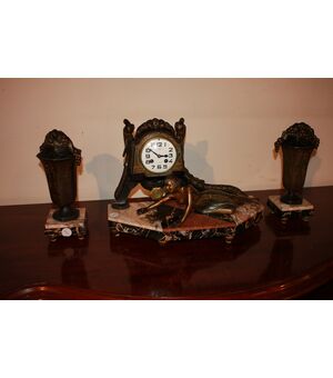 Trittico Orologio e 2 vasi stile Art Decò in Metallo con Scultura di Dama