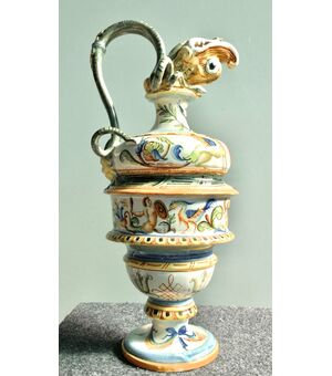 Coppia di vasi versatoi in maiolica con prese a forma di serpente,beccuccio a pesce e decoro a raffaellesche e grottesche.Molaroni,Pesaro.