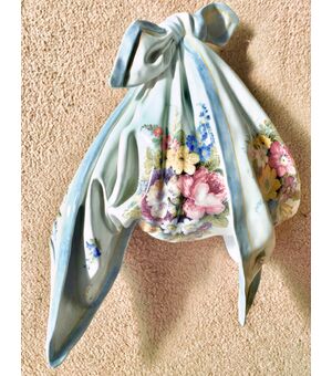 Vaso applique in maiolica a forma di fazzoletto a decoro floreale.Manifattura Antonibon,Nove di Bassano.