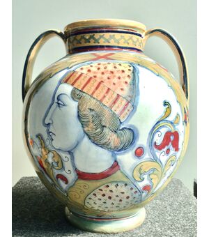 Globular vase with two handles in gold and ruby luster with double medallion with Renaissance profiles and stylized plant motifs. Umbrian ceramic company by Paolo Rubboli. Gualdo Tadino.     