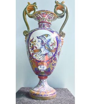 Grande vaso in maiolica a lustro oro e rubino con manici a serpenti e mascheroni.Decorato con motivi vegetali e ovali con profili rinascimentali.Gualdo Tadino.