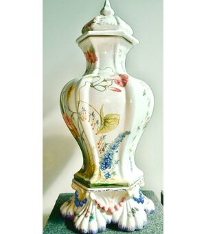 Grande vaso costolato a sezione esagonale con decoro floreale.Manifattura Antonibon, Nove Di Bassano.