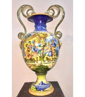 Grande vaso in maiolica con manici a serpenti e mascheroni e decoro istoriato.Manifattura Molaroni,Pesaro.