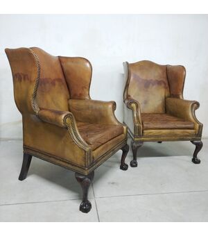 Antica coppia di poltrone chesterfield Wing Back o bergere inglese originale marrone cognac 