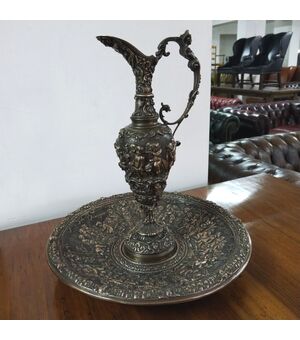 Piatto con brocca in bronzo del XX secolo 