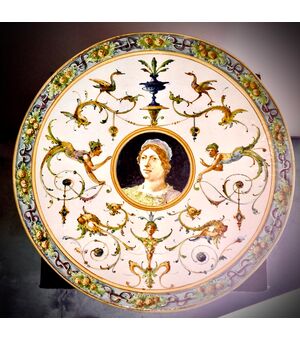 Piatto - tagliere in maiolica decorato a raffaellesche con figura maschile nel centro.Manifattura di Angelo Minghetti,Bologna.