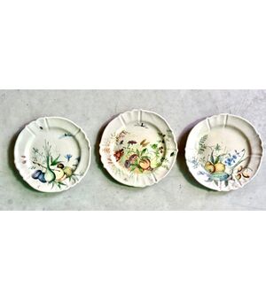 Serie di tre piatti in maiolica decorati con frutta e insetti( decoro del primo periodo).Manifattura di Angelo Minghetti,Bologna.( vendibili singolarmente).
