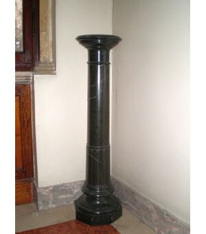 colonna porta vaso in marmo scuro
