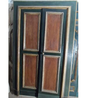 It leads to the center frame. Frames in Mecca and decorated panels in wood effect