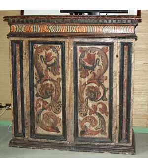 Pair of Genoese wooden fruit confetti with two lacquered doors and decorated with festoons     