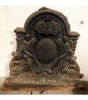 p139 cast iron plate with crown and angels cm 60 x 62 h     