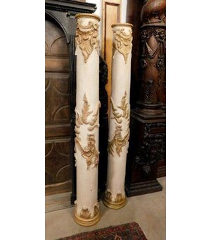 dars242 coppia di colonne lignee laccate con sculture dorate