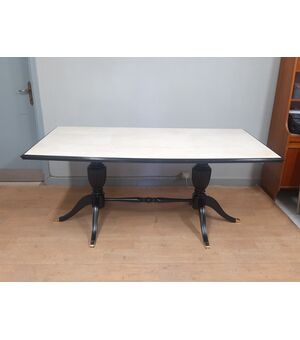 BELLISSIMO TAVOLO O SCRIVANIA IN LEGNO LACCATO NERO OTTONE E PERGAMENA ANNI '50