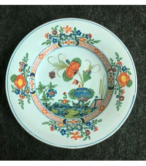 Plate in majolica decorated with &#39;carnation&#39;, Manifattura Ferniani, Faenza     