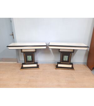 Coppia di consolle art deco in legno nero e pergamena con decori a bassorilievo