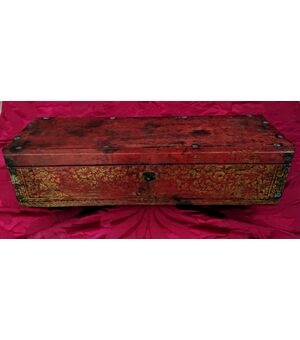 Burmese box in lacquered and gilded wood.     