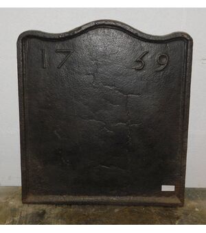 p227  piastra con data 1756, mis. cm 45 x h 50