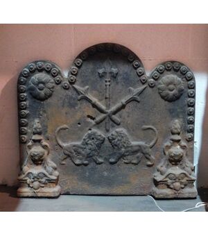 p209 - cast iron fireplace plate with lions, mis. cm83 xh 77     