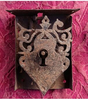 Beautiful working lockable lock, but with no key XVIIth century     