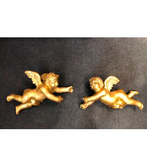 Coppia di angeli in legno intagliato e foglia oro.Liguria.