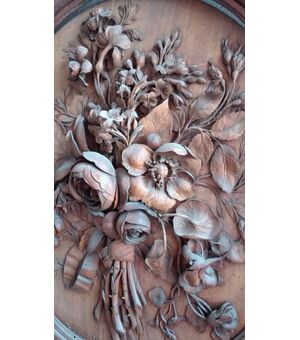 Very fine wooden floral sculpture     